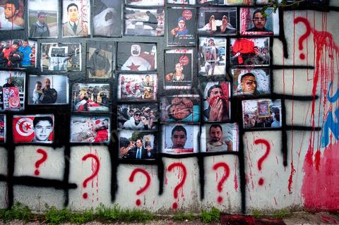 November 6: On the walls of the Bardo tram station, across from the parliament building and its daily protesters, a group of young graffiti artists created a mural featuring images and graffiti in tribute to the martyrs of the Tunisian revolution. A mural featuring portraits and scenes of the murders and funerals of the revolution’s martyrs—a call to remember the Tunisian Revolution and its goals. It’s an opportunity for everyone, in this place of demonstrations and protests, to recall the origins, the causes, and the consequences of the protest movement by the people of the southwest—which, at the time, was not limited to simply ousting Ben Ali and his clan, but also, and above all, aimed at reducing poverty and unemployment in Tunisia.