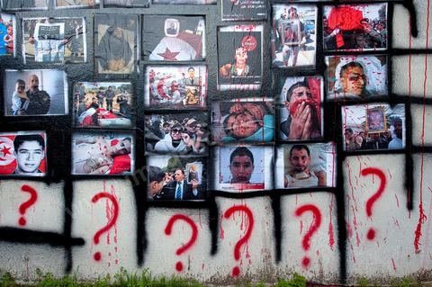 November 6: On the walls of the Bardo tram station, across from the parliament building and its daily protesters, a group of young graffiti artists created a mural featuring images and graffiti in tribute to the martyrs of the Tunisian revolution. A mural featuring portraits and scenes of the murders and funerals of the revolution’s martyrs—a call to remember the Tunisian Revolution and its goals. It’s an opportunity for everyone, in this place of demonstrations and protests, to recall the origins, the causes, and the consequences of the protest movement by the people of the southwest—which, at the time, was not limited to simply ousting Ben Ali and his clan, but also, and above all, aimed at reducing poverty and unemployment in Tunisia.