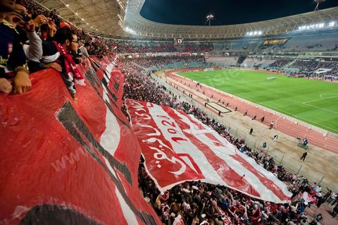 Au coeur des tribunes des ultras du CA au grand stade de Radès, banlieue sud de Tunis, ce samedi soir le Club Africain de Tunis affronte l'équipe marocain du MAS de Fès pour le match aller la finale de la CAF, les ultras ont investi en force le virage sud du plus grand stade de la Tunisie.
