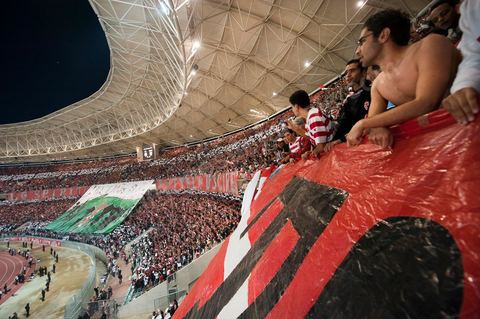 Au coeur des tribunes des ultras du CA au grand stade de Radès, banlieue sud de Tunis, ce samedi soir le Club Africain de Tunis affronte l'équipe marocain du MAS de Fès pour le match aller la finale de la CAF, les ultras ont investi en force le virage sud du plus grand stade de la Tunisie.