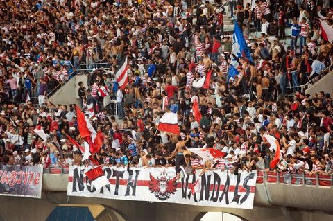 Au coeur des tribunes des ultras du CA au grand stade de Radès, banlieue sud de Tunis, ce samedi soir le Club Africain de Tunis affronte l'équipe marocain du MAS de Fès pour le match aller la finale de la CAF, les ultras ont investi en force le virage sud du plus grand stade de la Tunisie.