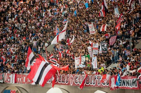 Au coeur des tribunes des ultras du CA au grand stade de Radès, banlieue sud de Tunis, ce samedi soir le Club Africain de Tunis affronte l'équipe marocain du MAS de Fès pour le match aller la finale de la CAF, les ultras ont investi en force le virage sud du plus grand stade de la Tunisie.