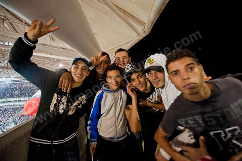 Au coeur des tribunes des ultras du CA au grand stade de Radès, banlieue sud de Tunis, ce samedi soir le Club Africain de Tunis affronte l'équipe marocain du MAS de Fès pour le match aller la finale de la CAF, les ultras ont investi en force le virage sud du plus grand stade de la Tunisie.