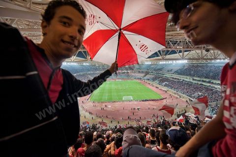 Au coeur des tribunes des ultras du CA au grand stade de Radès, banlieue sud de Tunis, ce samedi soir le Club Africain de Tunis affronte l'équipe marocain du MAS de Fès pour le match aller la finale de la CAF, les ultras ont investi en force le virage sud du plus grand stade de la Tunisie.
