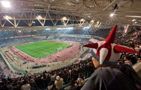 Au coeur des tribunes des ultras du CA au grand stade de Radès, banlieue sud de Tunis, ce samedi soir le Club Africain de Tunis affronte l'équipe marocain du MAS de Fès pour le match aller la finale de la CAF, les ultras ont investi en force le virage sud du plus grand stade de la Tunisie.