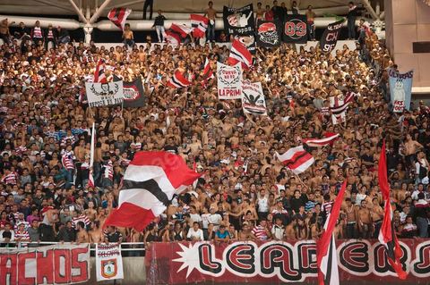 Au coeur des tribunes des ultras du CA au grand stade de Radès, banlieue sud de Tunis, ce samedi soir le Club Africain de Tunis affronte l'équipe marocain du MAS de Fès pour le match aller la finale de la CAF, les ultras ont investi en force le virage sud du plus grand stade de la Tunisie.