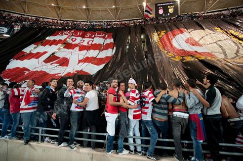 au grand stade de Radès, banlieue sud de Tunis, ce samedi soir le Club Africain de Tunis affronte l'équipe marocain du MAS de Fès pour le match aller la finale de la CAF, les ultras ont investi en force le virage sud du plus grand stade de la Tunisie.
