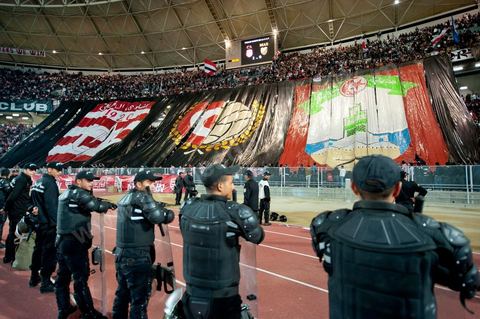 au grand stade de Radès, banlieue sud de Tunis, ce samedi soir le Club Africain de Tunis affronte l'équipe marocain du MAS de Fès pour le match aller la finale de la CAF, les ultras ont investi en force le virage sud du plus grand stade de la Tunisie.