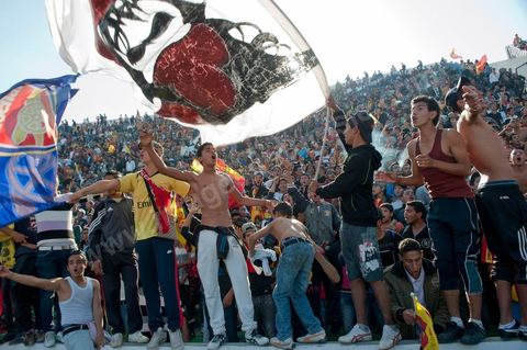 dans le virage sud du stade les différents clans des supporters ultra de l'Espérance de Tunis au stade d'El Menzah à Tunis pour le match de championnat tunisien entre l'EST , Espérance sportive de Tunis et l'USM, union sportive monastirienne. 