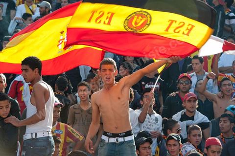 dans le virage sud du stade les différents clans des supporters ultra de l'Espérance de Tunis au stade d'El Menzah à Tunis pour le match de championnat tunisien entre l'EST , Espérance sportive de Tunis et l'USM, union sportive monastirienne. 