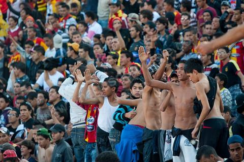 dans le virage sud du stade les différents clans des supporters ultra de l'Espérance de Tunis au stade d'El Menzah à Tunis pour le match de championnat tunisien entre l'EST , Espérance sportive de Tunis et l'USM, union sportive monastirienne. 