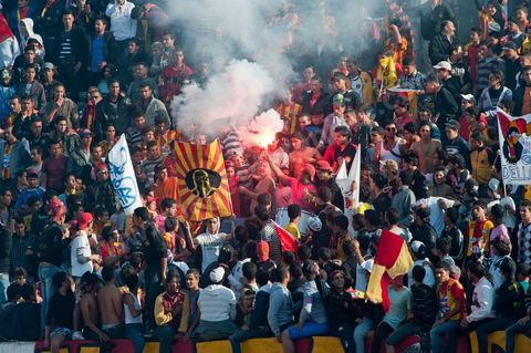 dans le virage sud du stade les différents clans des supporters ultra de l'Espérance de Tunis au stade d'El Menzah à Tunis pour le match de championnat tunisien entre l'EST , Espérance sportive de Tunis et l'USM, union sportive monastirienne. 