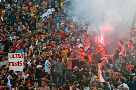 dans le virage sud du stade les différents clans des supporters ultra de l'Espérance de Tunis au stade d'El Menzah à Tunis pour le match de championnat tunisien entre l'EST , Espérance sportive de Tunis et l'USM, union sportive monastirienne. 