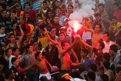 dans le virage sud du stade les différents clans des supporters ultra de l'Espérance de Tunis au stade d'El Menzah à Tunis pour le match de championnat tunisien entre l'EST , Espérance sportive de Tunis et l'USM, union sportive monastirienne. 