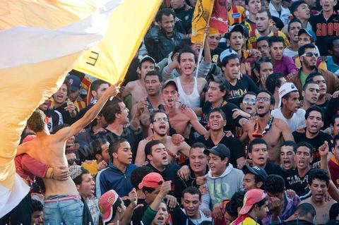 dans le virage sud du stade les différents clans des supporters ultra de l'Espérance de Tunis au stade d'El Menzah à Tunis pour le match de championnat tunisien entre l'EST , Espérance sportive de Tunis et l'USM, union sportive monastirienne. 
