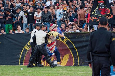 quelques supporters ultra tentent d'investir la pelous mais sont refoulés par la police au stade d'El Menzah à Tunis pour le match de championnat tunisien entre l'EST , Espérance sportive de Tunis et l'USM, union sportive monastirienne. 