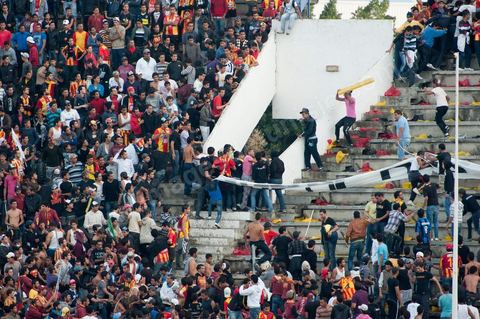 dans le virage sud du stade laffrontements entre supporters ultra de l'Espérance de Tunis au stade d'El Menzah à Tunis pour le match de championnat tunisien entre l'EST , Espérance sportive de Tunis et l'USM, union sportive monastirienne. 