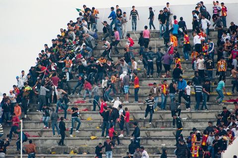 dans le virage sud du stade laffrontements entre supporters ultra de l'Espérance de Tunis au stade d'El Menzah à Tunis pour le match de championnat tunisien entre l'EST , Espérance sportive de Tunis et l'USM, union sportive monastirienne. 