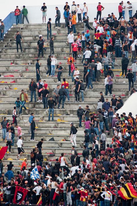 dans le virage sud du stade laffrontements entre supporters ultra de l'Espérance de Tunis au stade d'El Menzah à Tunis pour le match de championnat tunisien entre l'EST , Espérance sportive de Tunis et l'USM, union sportive monastirienne. 