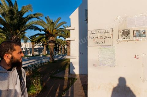 sur les murs des batiments de  l'adminitration occupés par les étudiants à la Faculté des Lettres, des Arts et des Humanités de la Manouba, le sitin des salafistes réclamant une mosquée et le port du Niqab a amené à la fermeture de la faculté pour plus de 8000 étudiants.