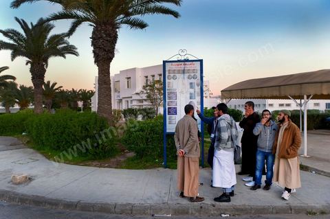 à l'entrée de la Faculté des Lettres, des Arts et des Humanités de la Manouba, le sitin des salafistes réclamant une mosquée et le port du Niqab a amené à la fermeture de la faculté pour plus de 8000 étudiants.