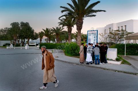 à l'entrée de la Faculté des Lettres, des Arts et des Humanités de la Manouba, le sitin des salafistes réclamant une mosquée et le port du Niqab a amené à la fermeture de la faculté pour plus de 8000 étudiants.