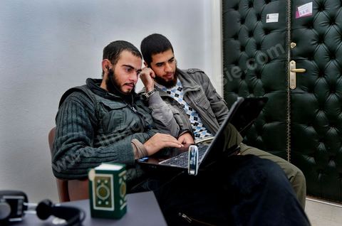 Devant la porte du doyen de la Faculté, les étdudiants islamistes bloquent l'accès jour et nuit à la Faculté des Lettres, des Arts et des Humanités de la Manouba, le sitin des salafistes réclamant une mosquée et le port du Niqab a amené à la fermeture de la faculté pour plus de 8000 étudiants.