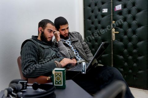 Devant la porte du doyen de la Faculté, les étdudiants islamistes bloquent l'accès jour et nuit à la Faculté des Lettres, des Arts et des Humanités de la Manouba, le sitin des salafistes réclamant une mosquée et le port du Niqab a amené à la fermeture de la faculté pour plus de 8000 étudiants.