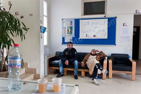 A la Faculté des Lettres, des Arts et des Humanités de la Manouba, le sitin des salafistes réclamant une mosquée et le port du Niqab a amené à la fermeture de la faculté pour plus de 8000 étudiants.