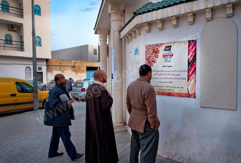 On the walls of the Rahma Mosque in downtown Sidi Bouzid, the Salafist political movement Hizb-Ut-Tahrir displays its Islamist propaganda in large letters, a sight seen all over the city’s walls.
