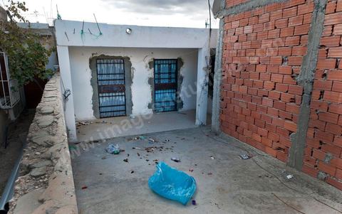 La maison de la famille de Mohamed Bouazizi, fermée dpuis plusieurs mois, la famille vit actuellement à Tunis. La cour est remplie de détritus envoyés pas les gens depuis la rue.