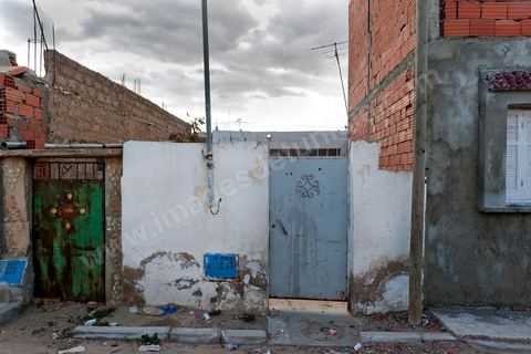 La maison de la famille de Mohamed Bouazizi, fermée dpuis plusieurs mois, la famille vit actuellement à Tunis. La cour est remplie de détritus envoyés pas les gens depuis la rue.