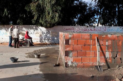 Construction du socle qui doit accueillir pour le 17 décembre prochain la sculpture commémorative de l'immolation de Bouazizi et du début d ela révolution, la sculpture représentera une charrette d'où tomberont les chaises des dictateurs déchus du monde arabe.