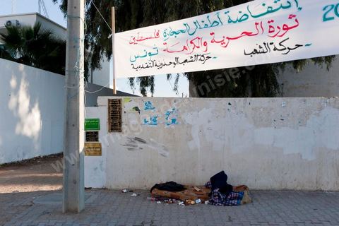 La pauvreté et la misère s'affichent dans la rue ...