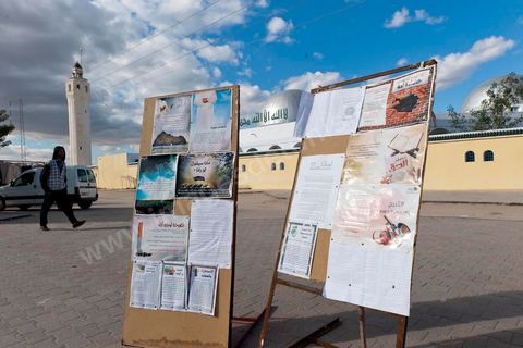 devant la Grande  mosquée en centre ville de Sidi Bouzid, le courant politique salafiste de Hizb-Ut-Tahrir affiche en grand sa propogande islamiste, présente un peu partout sur les murs de la ville.