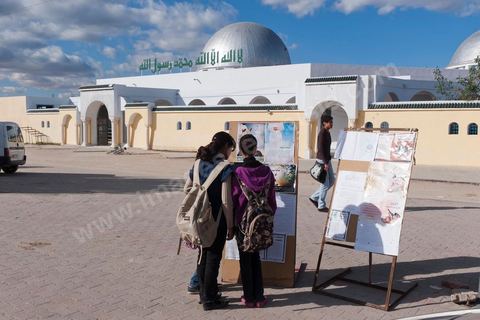 devant la Grande  mosquée en centre ville de Sidi Bouzid, le courant politique salafiste de Hizb-Ut-Tahrir affiche en grand sa propogande islamiste, présente un peu partout sur les murs de la ville.