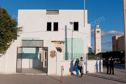 Les imposants locaux de la garde nationale, au centre ville de Sidi Bouzid, ont été incendiés lors des derniers évements du début novembre