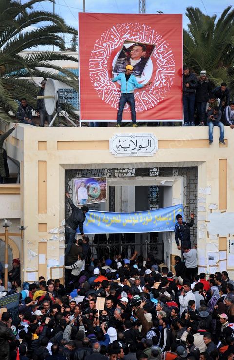 17 décembre 2011 à Sidi Bouzid, La foule des habitants de Sidi Bouzid et des tunisiens devant le gouvernorat, lieu de l'immolation de Bouazizi lors des commémorations du 1ère anniversaire du début de la Révolution marqué par l'immolation de Mohamed Bouazizi à Sidi Bouzid