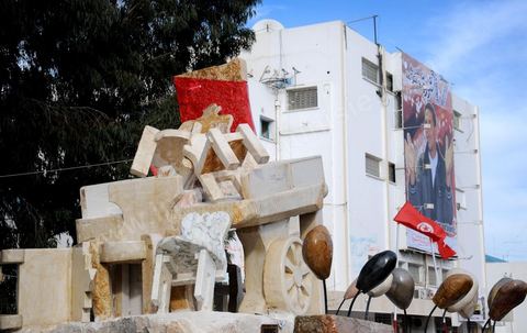 17 décembre 2011 à Sidi Bouzid, monument en souvenir à la commémoration du 1ère anniversaire du début de la Révolution marqué par l'immolation de Mohamed Bouazizi à Sidi Bouzid