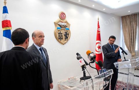 5 janvier : Rencontre entre M. Rafik Abdessalem, Ministre tunisien  des Affaires Etrangères et M. Alain Juppé, Ministre français des Affaires Etrangères lors de la Visite de M. Alain Juppé en Tunisie, 1ère visite offcieille occidentale depuis la mise en place du nouveau gouvernement tunisien issu des élections du 23 octobre.