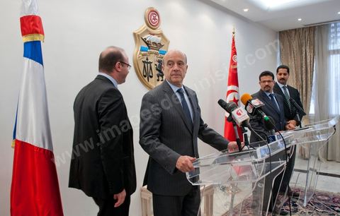 5 janvier : Rencontre entre M. Rafik Abdessalem, Ministre tunisien  des Affaires Etrangères et M. Alain Juppé, Ministre français des Affaires Etrangères lors de la Visite de M. Alain Juppé en Tunisie, 1ère visite offcieille occidentale depuis la mise en place du nouveau gouvernement tunisien issu des élections du 23 octobre.
