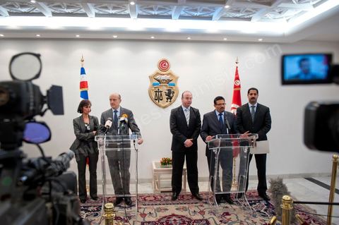 5 janvier : Rencontre entre M. Rafik Abdessalem, Ministre tunisien  des Affaires Etrangères et M. Alain Juppé, Ministre français des Affaires Etrangères lors de la Visite de M. Alain Juppé en Tunisie, 1ère visite offcieille occidentale depuis la mise en place du nouveau gouvernement tunisien issu des élections du 23 octobre.