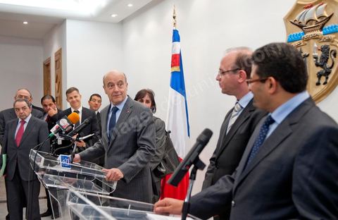 5 janvier : Rencontre entre M. Rafik Abdessalem, Ministre tunisien  des Affaires Etrangères et M. Alain Juppé, Ministre français des Affaires Etrangères lors de la Visite de M. Alain Juppé en Tunisie, 1ère visite offcieille occidentale depuis la mise en place du nouveau gouvernement tunisien issu des élections du 23 octobre.