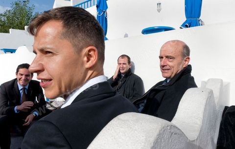6 janvier 2012 : à Sidi Bou Said au "Café des Délices" Alain Juppé et Boris Boillon, ambassadeur de France en Tunisie, Savoure un thé pignon au 2ème jour d ela visite de Alain Juppé, Ministre des Affaires Etrangères français, à Tunis consacré à la société civile, économique et culturelle.