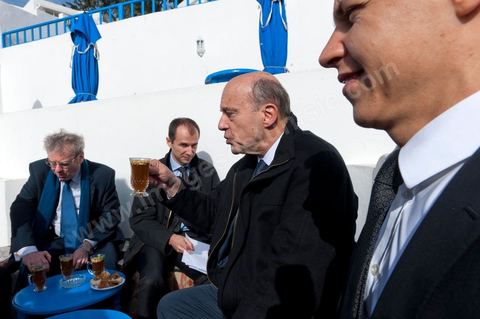 6 janvier 2012 : à Sidi Bou Said au "Café des Délices" Alain Juppé et Boris Boillon, ambassadeur de France en Tunisie, Savoure un thé pignon au 2ème jour d ela visite de Alain Juppé, Ministre des Affaires Etrangères français, à Tunis consacré à la société civile, économique et culturelle.