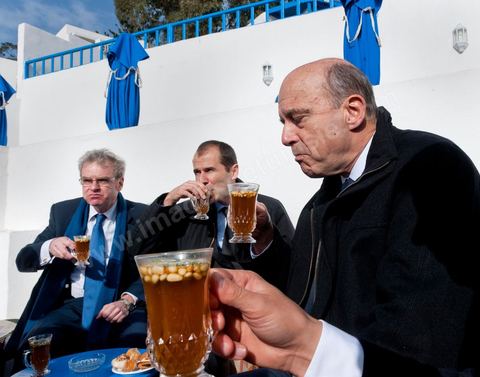 6 janvier 2012 : à Sidi Bou Said au "Café des Délices" Alain Juppé et Boris Boillon, ambassadeur de France en Tunisie, Savoure un thé pignon au 2ème jour d ela visite de Alain Juppé, Ministre des Affaires Etrangères français, à Tunis consacré à la société civile, économique et culturelle.