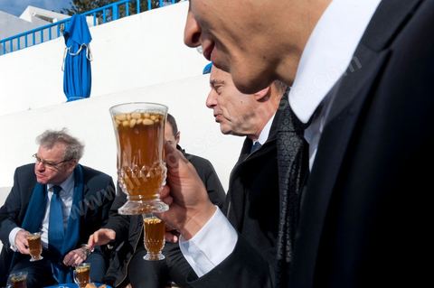6 janvier 2012 : à Sidi Bou Said au "Café des Délices" Alain Juppé et Boris Boillon, ambassadeur de France en Tunisie, Savoure un thé pignon au 2ème jour d ela visite de Alain Juppé, Ministre des Affaires Etrangères français, à Tunis consacré à la société civile, économique et culturelle.