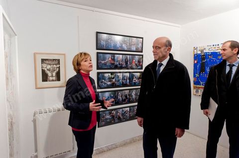 6 janvier 2012 : Visiet de la Galerie d'art Ammar Farhat à Sidi Bou Said le 2ème jour d ela visite de Alain Juppé, Ministre des Affaires Etrangères français, à Tunis consacré à la société civile, économique et culturelle.