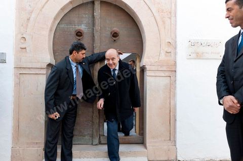 6 janvier 2012 : Visiet de la Galerie d'art Ammar Farhat à Sidi Bou Said le 2ème jour d ela visite de Alain Juppé, Ministre des Affaires Etrangères français, à Tunis consacré à la société civile, économique et culturelle.