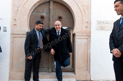 6 janvier 2012 : Visiet de la Galerie d'art Ammar Farhat à Sidi Bou Said le 2ème jour d ela visite de Alain Juppé, Ministre des Affaires Etrangères français, à Tunis consacré à la société civile, économique et culturelle.